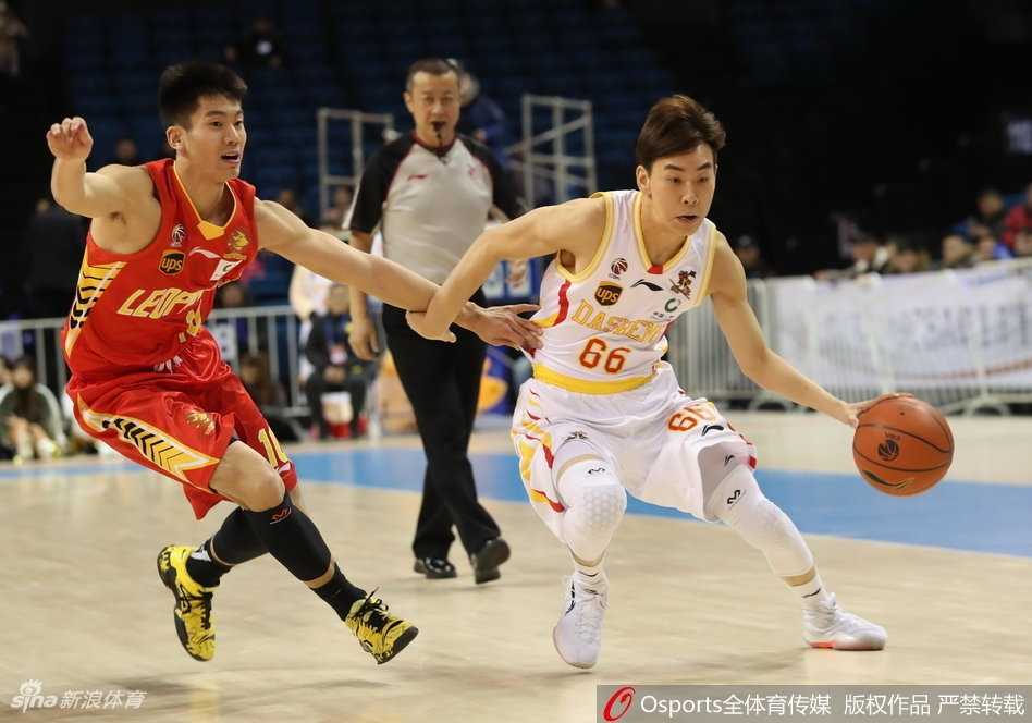 CBA常规赛第二十六轮同曦主场逆转深圳上演复仇好戏 胜利的哨声吹响,同曦全队将士围在一起,忘情庆祝这场来之不易的逆转大胜,每个人的脸上都洋溢着自豪与喜悦,这一刻,他们共享荣耀,他们是青奥体育公园的主人。