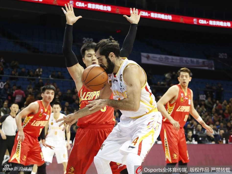 CBA常规赛第二十六轮同曦主场逆转深圳上演复仇好戏 深圳队外援萨林杰拼到眉骨开裂,血洒赛场,但他简单包扎后便立刻重返战场,展现了极高的职业素养,篮下强攻依然势不可挡,虽然输掉了比赛,却赢得了所有人的尊重。