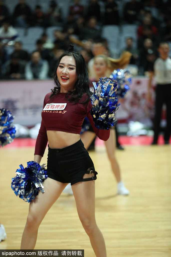 伴随着动感十足的音乐，一位篮球宝贝正在激情领舞，她扎着清爽的马尾辫，每一个动作都充满了力量与韵律感，展现出青春的无限活力。