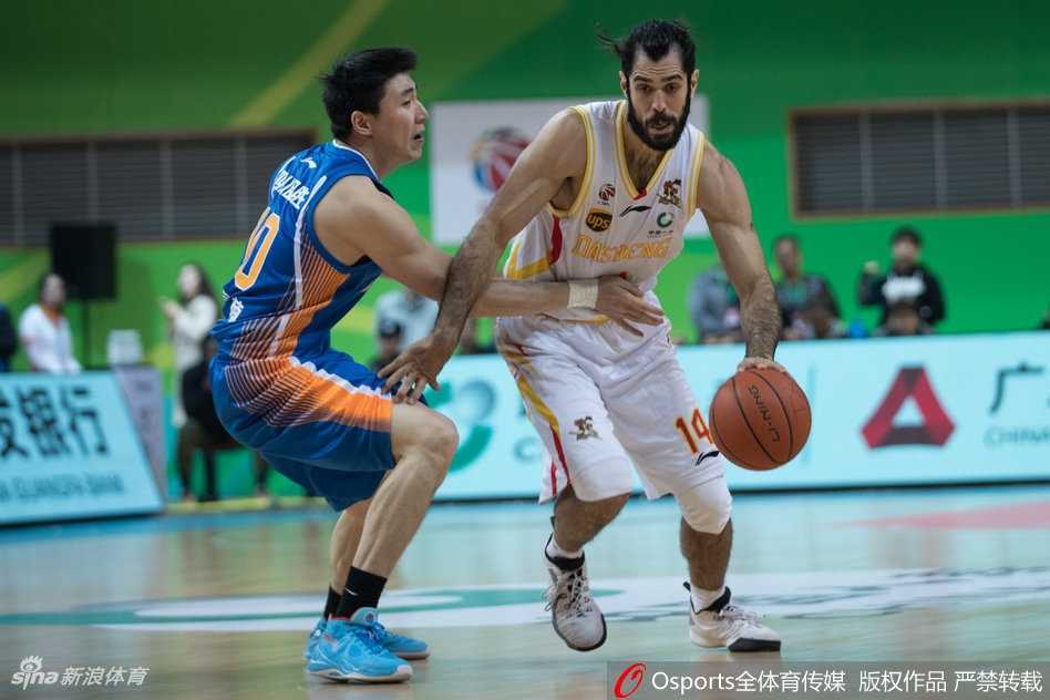 CBA常规赛第十轮南京同曦火力全开大胜四川,结束连败 老将唐正东在四川内线巧妙转身,利用经验勾手投篮,动作一气呵成