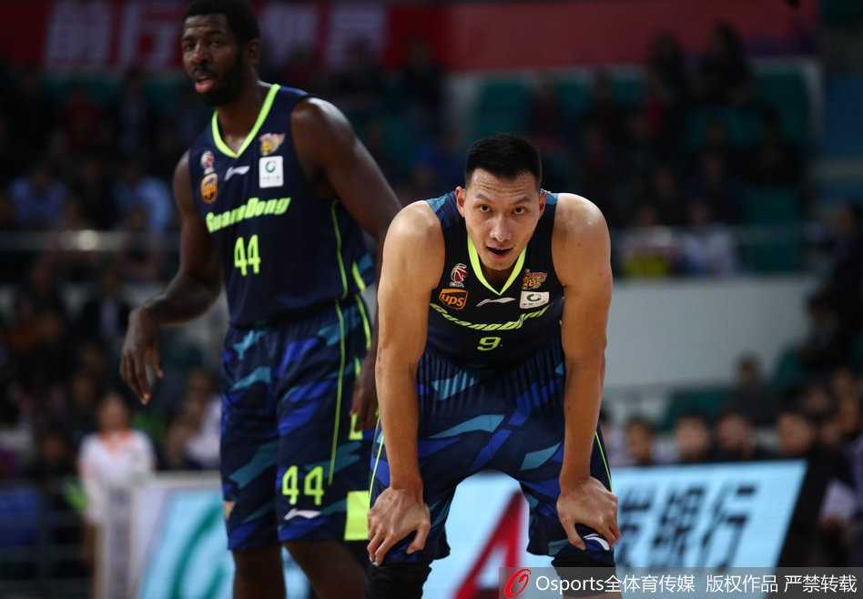 广东队外援杰克逊如同闪电般撕破防线，他轻盈地跃起，手指尖轻轻一挑，篮球听话地打板入筐