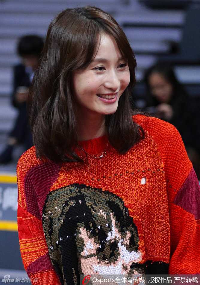 孙桐林女友在看台上露出灿烂笑容，双手举起为新疆队加油，洋溢着青春活力的气息