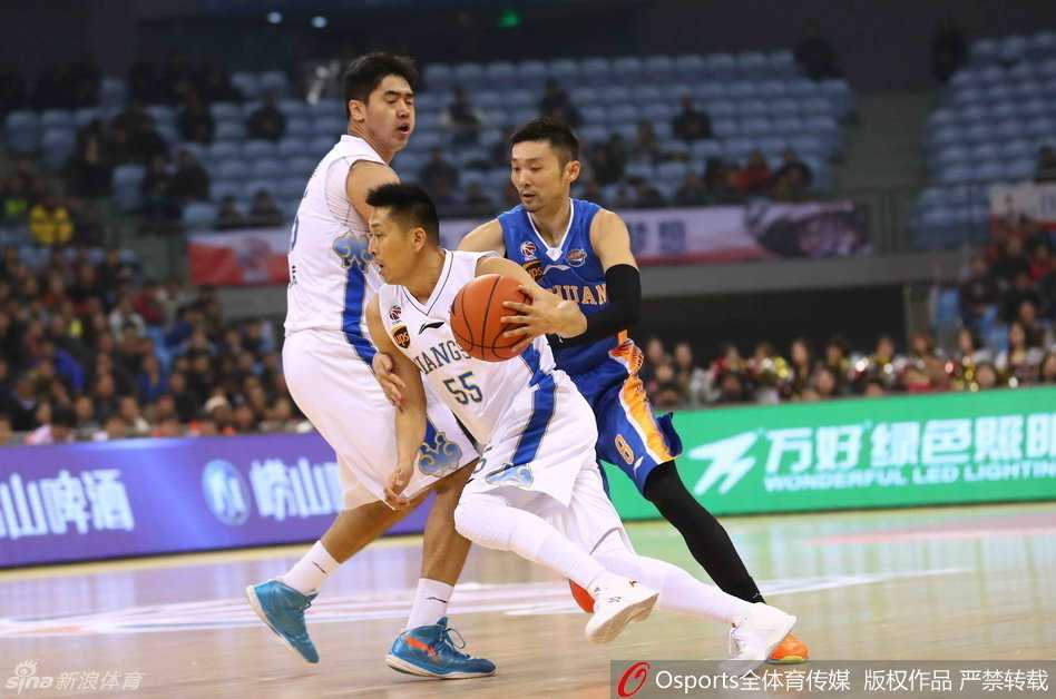 江苏与四川之战中，控卫曹飞如利刃般撕开防线，腾空而起送出一记精彩的挑篮，瞬间点燃主场球迷的热情