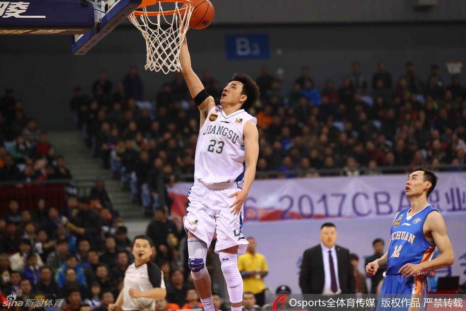 常林在高位送出一记巧妙的传球，皮球穿越四川队防线，精准找到切入的队友，展现了江苏队内线球员的策应能力