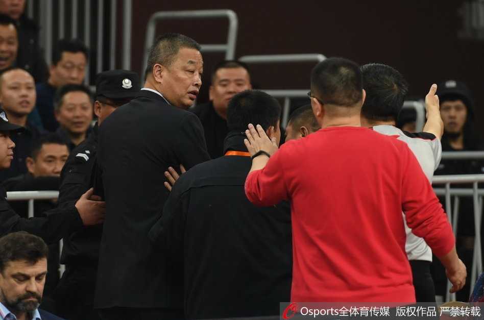 赛场上，新疆队外援亚当斯持球突破，面对山西队多名防守球员的围堵，他眼中充满杀气，奋力杀出一条血路。这场比赛他独砍51分，却依然无法为球队带来一场胜利，眼神中透露出无尽的遗憾与不甘。