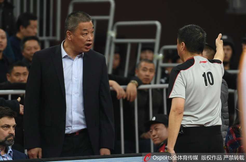 裁判的手势坚决而果断，没有丝毫回旋余地，直指场外，将情绪完全失控的陆智强请出赛场。陆智强在离场时依然满脸不甘，回望着赛场，仿佛要将这瞬间的争议深深烙印在记忆中。