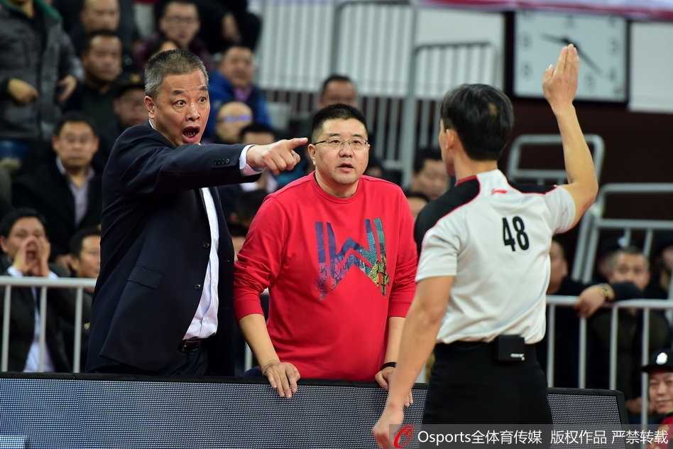 终场哨响，比分定格在116-114。山西球员们兴奋地拥抱在一起，庆祝这场来之不易的胜利；而新疆队的球员们则神情落寞，默默走向更衣室。一场充满故事与争议的比赛，最终以这样的画面落下帷幕，留给人们无尽的思索。