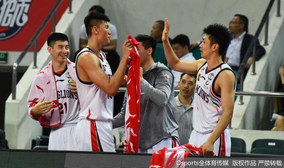 CBA新季震撼开场!广州三外援狂飙81分,主场击沉上海豪华战舰 内线巨塔汉斯布鲁迎着防守强行上篮,他用坦克般的身体碾开对手,砍下26分并抓下15个篮板,彻底统治了禁区。