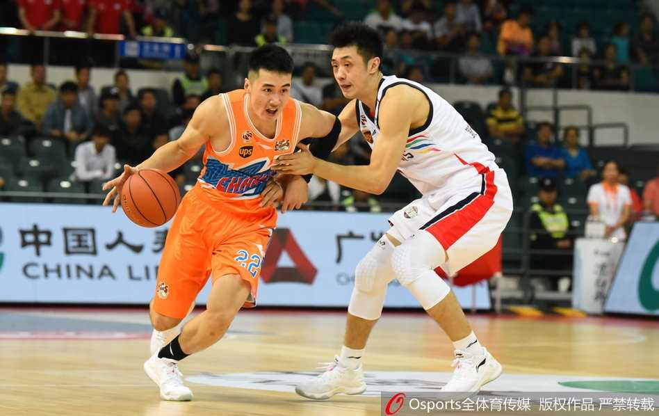 CBA新季震撼开场!广州三外援狂飙81分,主场击沉上海豪华战舰 广州队外援福格在贴身防守下强行突破,他如猎豹般撕裂上海队的防线,此役他轰下34分闪耀全场。