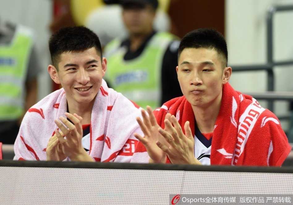 CBA新季震撼开场!广州三外援狂飙81分,主场击沉上海豪华战舰 董瀚麟在昔日广州主场高高跃起,以一记势大力沉的双手灌筐回应旧主,全场他7投7中砍下14分,展现了内线高效终结能力。