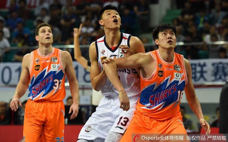 CBA新季震撼开场!广州三外援狂飙81分,主场击沉上海豪华战舰 上海队核心弗雷戴特面对严密防守依然强行出手,尽管他空砍38分,但每一次投篮都展现着超级得分手的杀手本能。