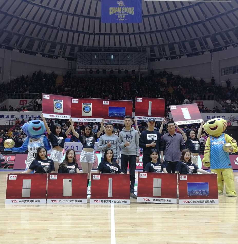 CBA新赛季烽烟起 新疆飞虎主场106比95击退吉林东北虎 面对高大的防守者,俞长栋没有丝毫畏惧,他高高跃起,在空中对抗后依然保持着完美的投篮手型,将球稳稳放进篮筐。