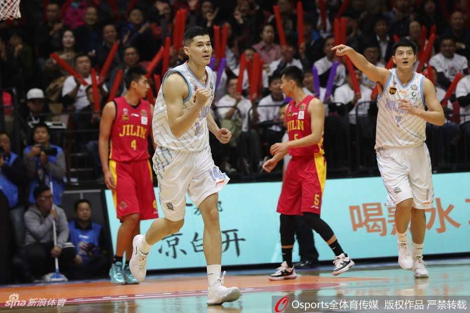 CBA新赛季烽烟起 新疆飞虎主场106比95击退吉林东北虎 在漫天飞舞的彩带和震耳欲聋的欢呼声中,亚当斯咧嘴大笑,右手比出代表胜利的