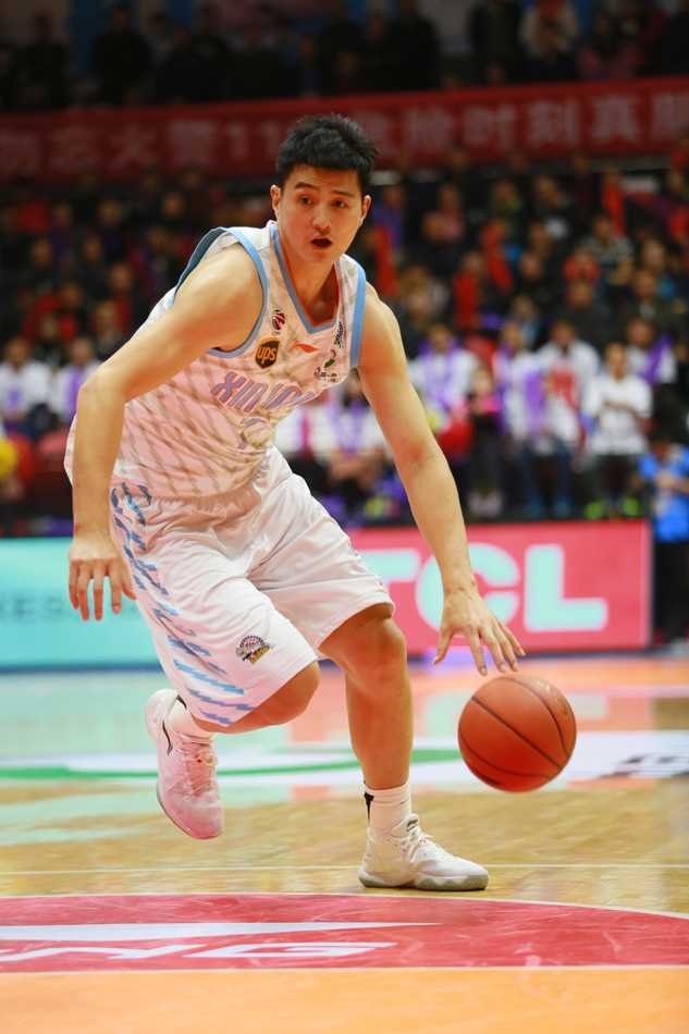 CBA新赛季烽烟起 新疆飞虎主场106比95击退吉林东北虎 兰德里遭遇新疆队三人围堵,他在肌肉丛林中依然强硬地将球举过头顶,脸上写满了不屈与渴望,仿佛一架即将冲破云霄的