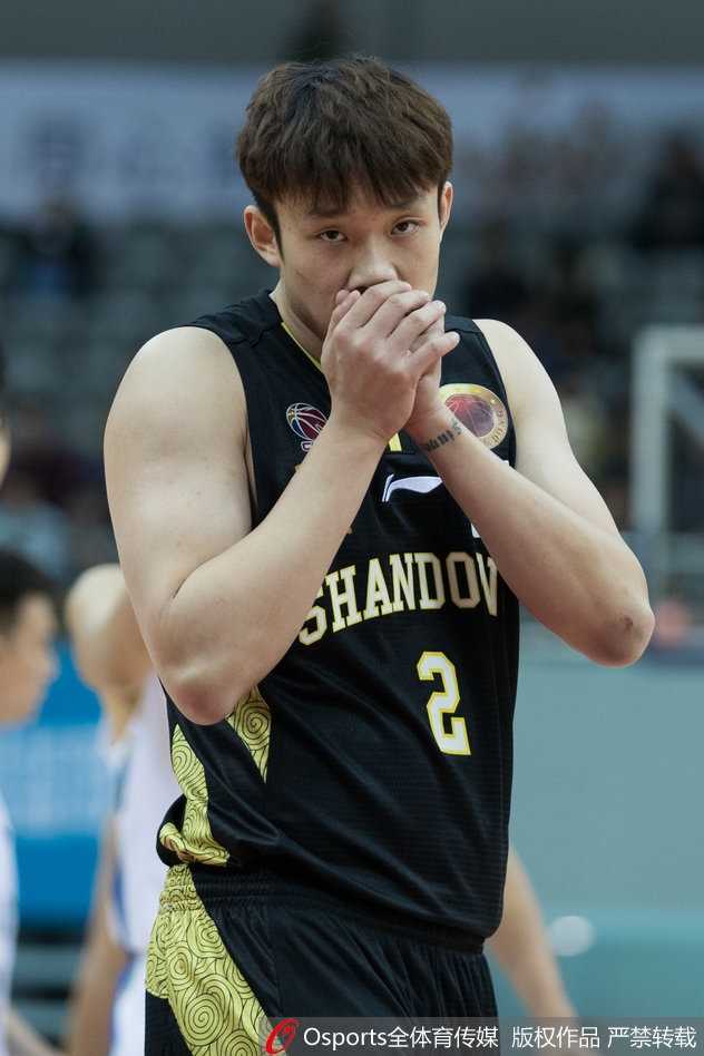 CBA榜首大战丁彦雨航狂砍26分,山东高速客场掀翻江苏肯帝亚 丁彦雨航迎着防守者高高跃起,眼神如刀锋般锐利,手起刀落间一记标志性的后撤步跳投划破苏州夜空。