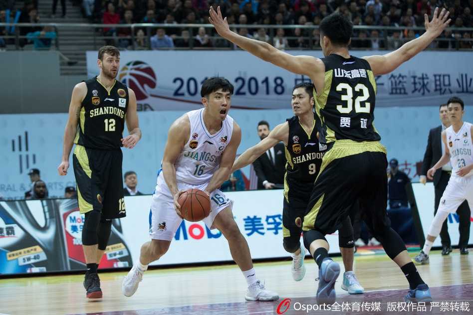 CBA榜首大战丁彦雨航狂砍26分,山东高速客场掀翻江苏肯帝亚 江苏核心马尚·布鲁克斯面对山东高速的严密包夹,以一记极具艺术性的背后运球闪出空间,眼神中透露着杀手的冷峻。