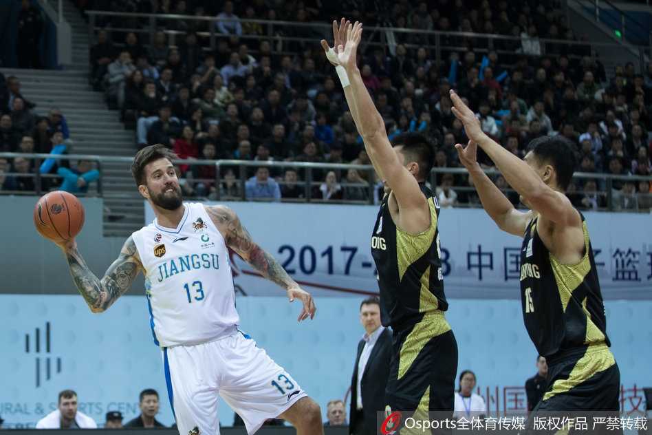 CBA榜首大战丁彦雨航狂砍26分,山东高速客场掀翻江苏肯帝亚 江苏队长易立持球加速突破,犹如一把利刃划破山东队的防线,篮下准备迎接对抗的正是虎视眈眈的陶汉林。