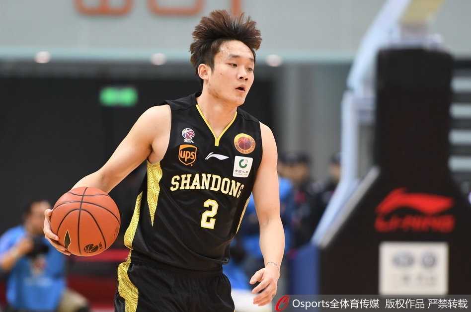 CBA榜首大战丁彦雨航狂砍26分,山东高速客场掀翻江苏肯帝亚 山东高速小外援泰·劳森面对防守,在空中扭曲身体找到传球缝隙,巧妙助攻队友轻松得分,展现出NBA级别的视野。