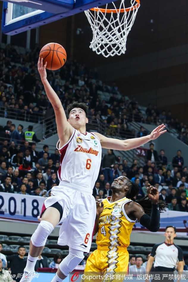 浙江队悍将斯托克斯面对三人包夹毫无惧色，他奋力将球砸向篮筐，眼神中透露出誓要为主队捍卫荣誉的坚定信念。