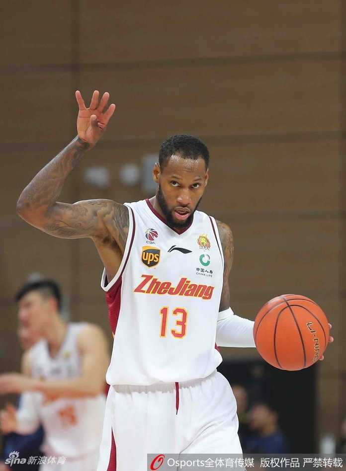 加时赛结束后，广厦球员们激动地围在一起庆祝这场来之不易的客场胜利，他们脸上的汗水在灯光下闪闪发光，映照着德比战的荣耀。