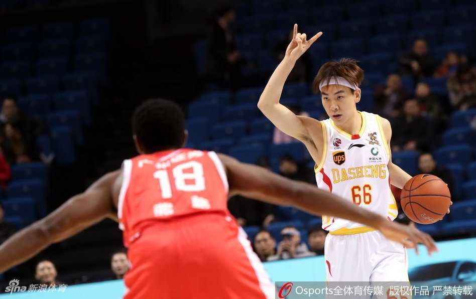 裁判果断做出违体犯规手势，帕戈无奈地双手抱头，眼神中充满了对场上局势的担忧和不甘。