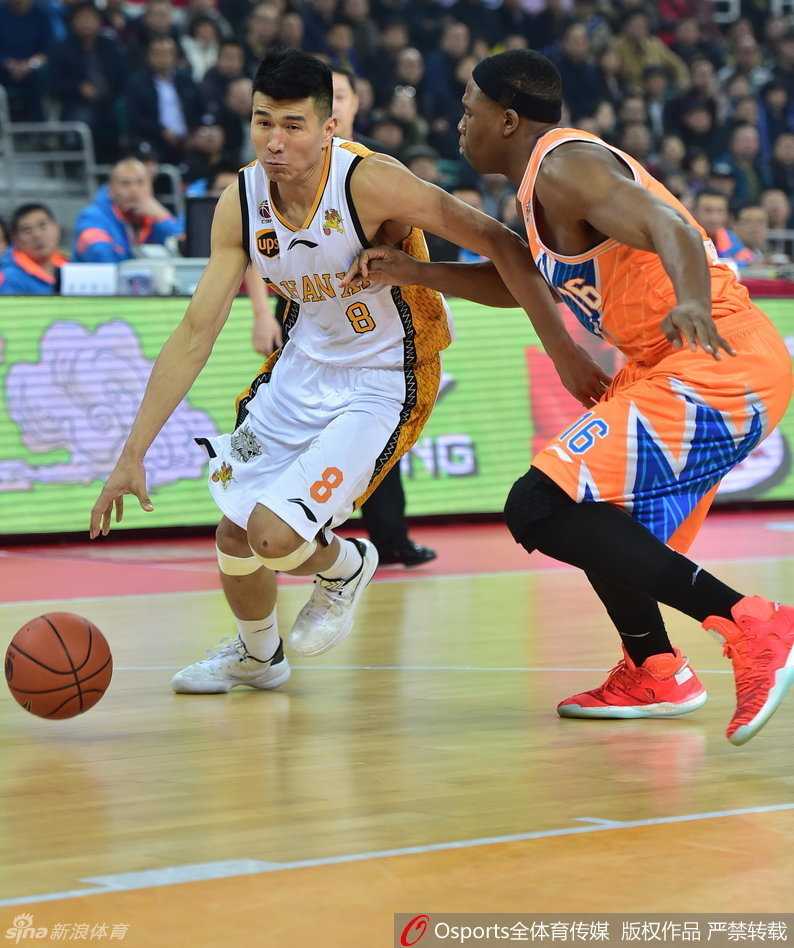 广厦发动机福特森如旋风般切入北控腹地，面对补防球员，他轻盈地挑篮出手，指尖的柔和触感让篮球听话地打板入筐。