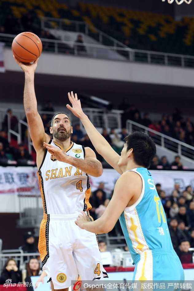 山西小外援沃伦在福建防守悍将的贴身紧逼下，犹如利剑出鞘般持球强行突破，整个人在空中拉杆上篮，身姿飘逸。