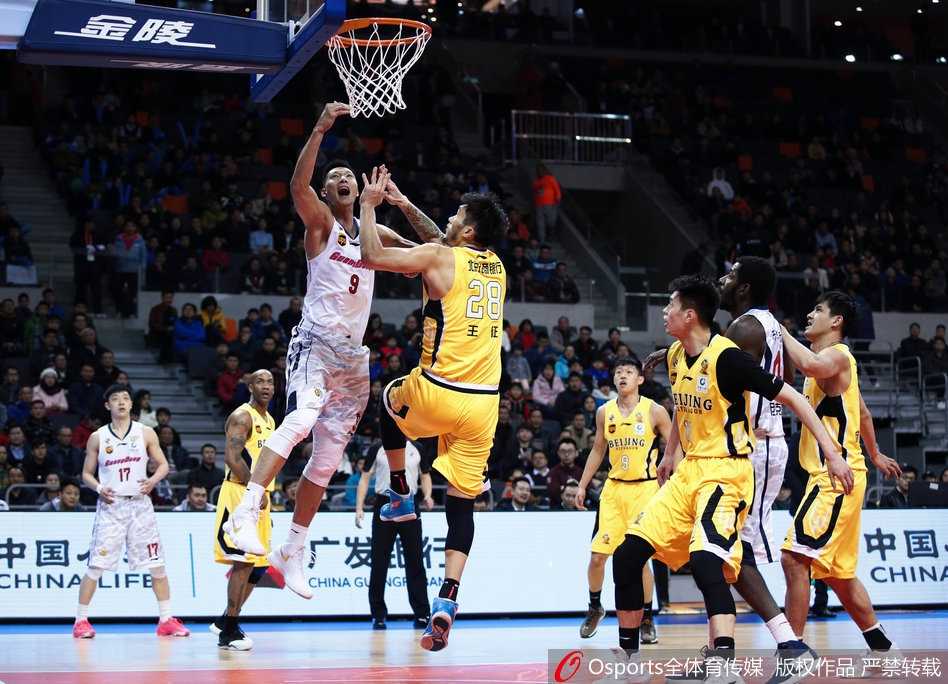 易建联高高跃起，犹如飞人一般在两名北控外援的头顶上单手持球，整个画面仿佛定格在云端，展现出他惊人的天赋。