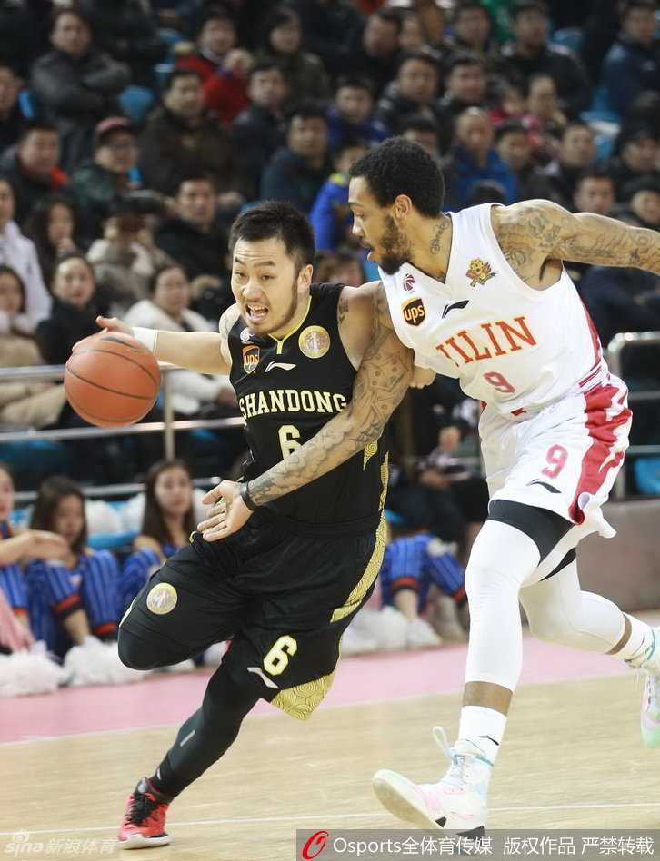 江苏肯帝亚球员迎着浙江广厦的严密外线防守强行跳投，防守者手臂完全封住视线，现场空气仿佛都因这紧张的攻防而凝固。