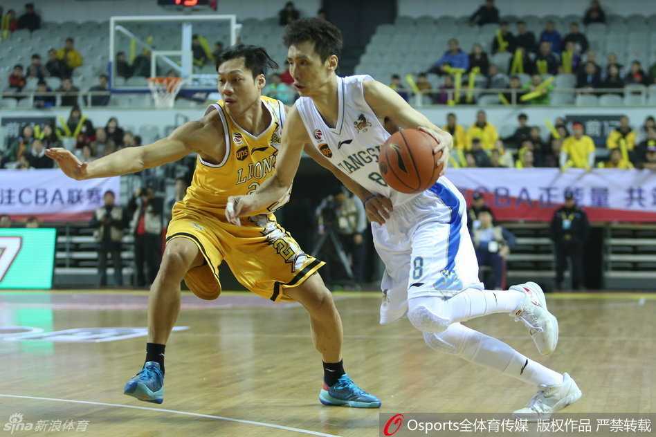 山西汾酒球员在快攻中如猎豹般飞身上篮，身体充分舒展，四川金强防守球员奋力回追却已鞭长莫及。