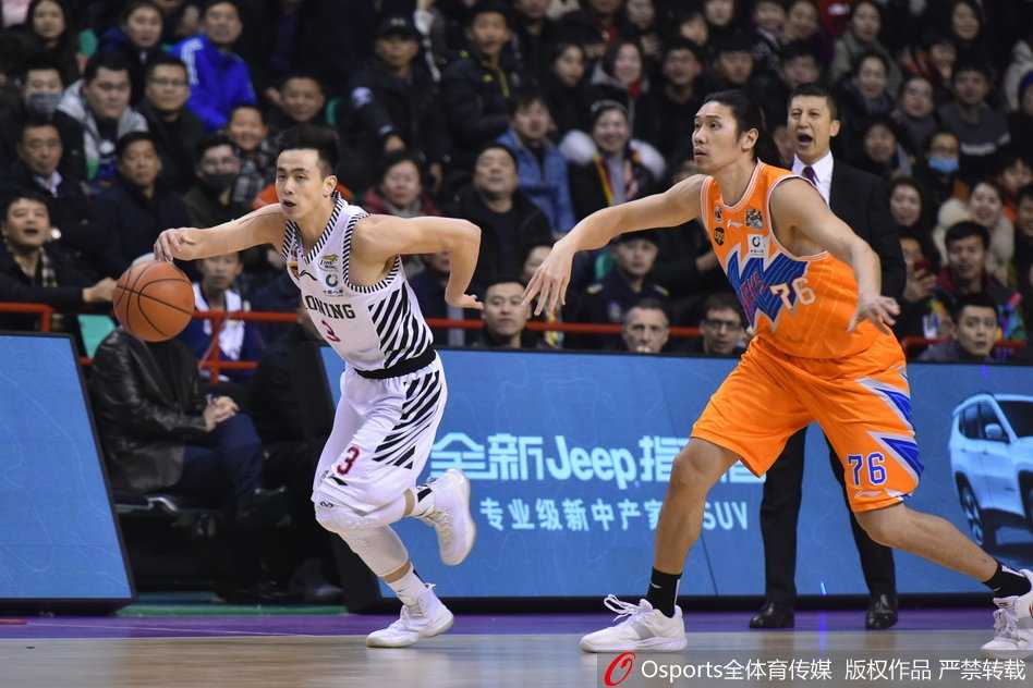 辽宁男篮首发五虎赛前聚首，眼神中透露出对胜利的坚定渴望