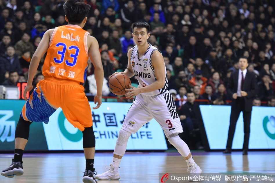 赵继伟快速持球推进反击，上海队防守球员只能望其项背，赛场风驰电掣