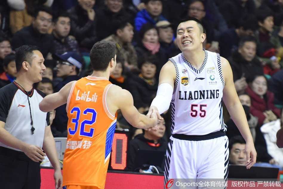 韩德君与李晓旭合力跃起，在对手头顶摘下关键篮板，肌肉碰撞瞬间充满力量感