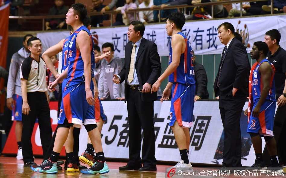 冲突逐渐平息后，裁判与技术台进行沟通，场上的球员们虽然已经分开，但彼此间依旧用眼神对峙，空气中依然残留着紧张的气息。