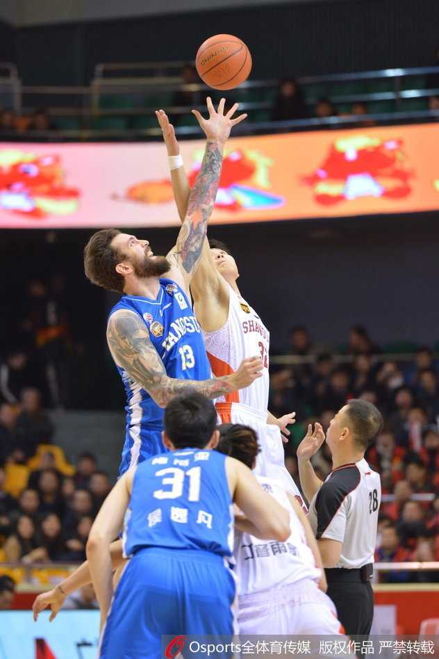 “丁神”丁彦雨航在万千球迷的呐喊声中，如离弦之箭般撕开对手防线，眼神中透露出对胜利的无限渴望。