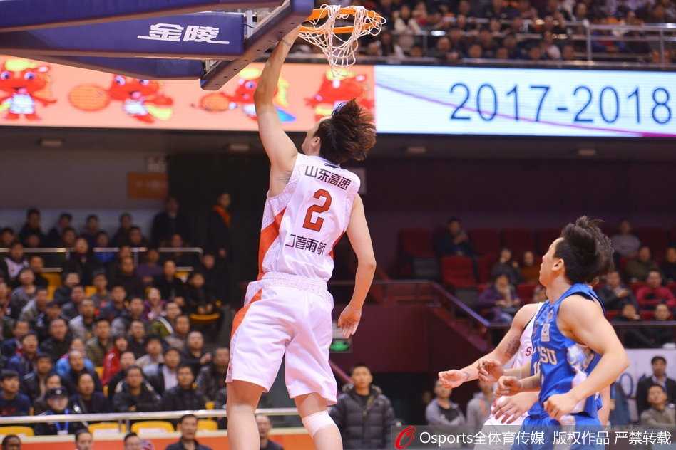 山东高速主帅凯撒在场边激情指挥，他的大手一挥，示意球队继续扩大优势，整个教练组都随着比赛的节奏而热血沸腾。