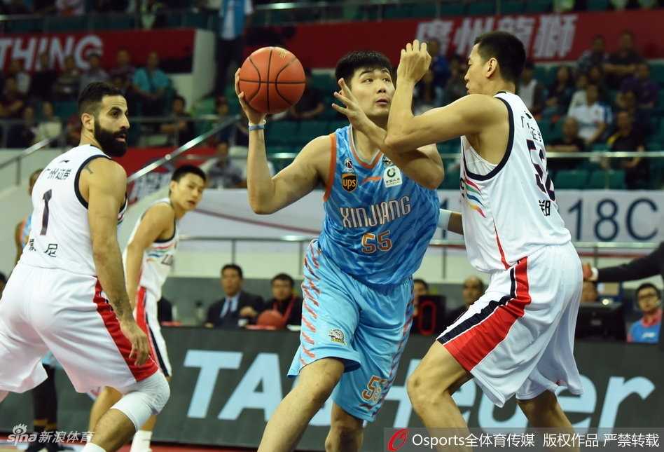 新疆队球员可兰白克在底角出手三分，篮球在空中划出一道美妙的弧线直钻网心
