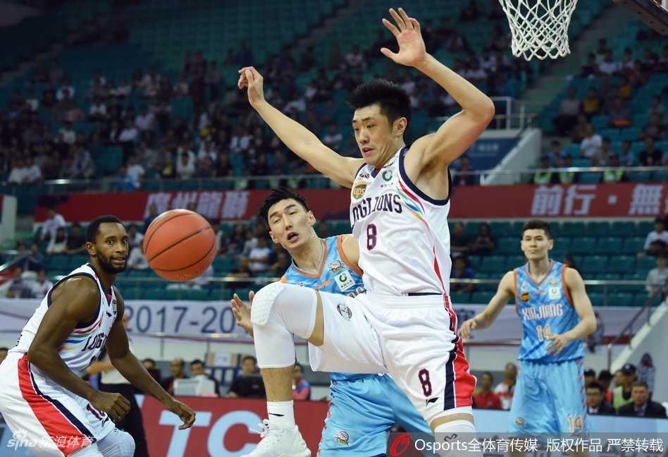 双方球员在篮下为了球权奋力拼抢，肌肉碰撞间彰显着CBA联赛的激烈对抗程度