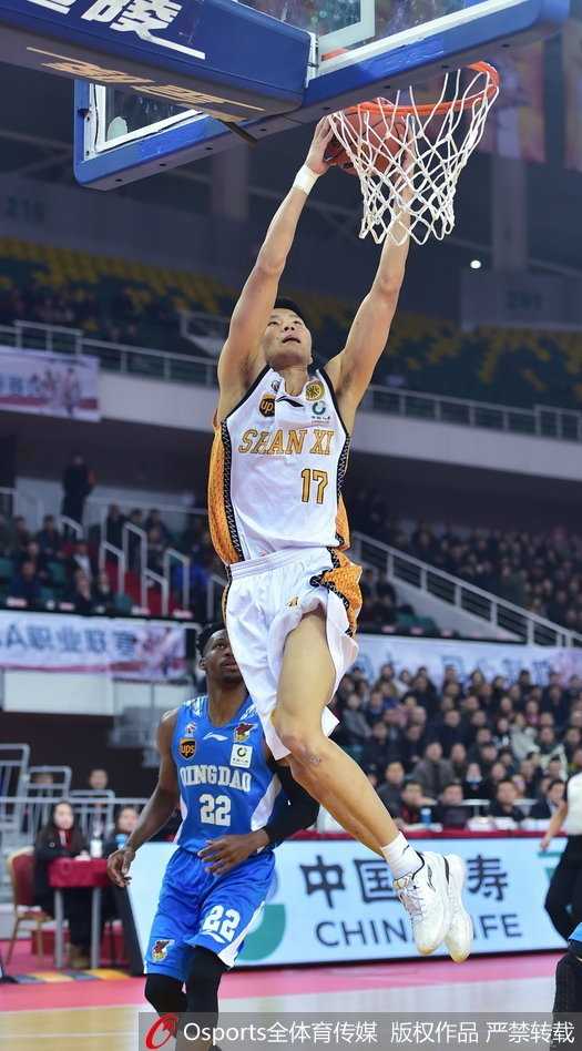 CBA焦点战:山西汾酒主场击退青岛,斯科拉吉布森上演飙分大战 青岛队核心吉布森面对山西队两人的包夹防守,毫无惧色,强行突破上篮,展现出他超强的个人得分能力和不屈的斗志。