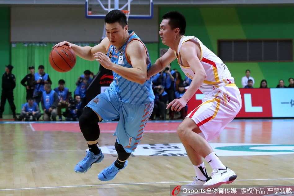 比赛结束后，南京同曦全队球员紧紧围在一起，庆祝这场来之不易的惊天逆转，这一刻属于团结而顽强的他们。