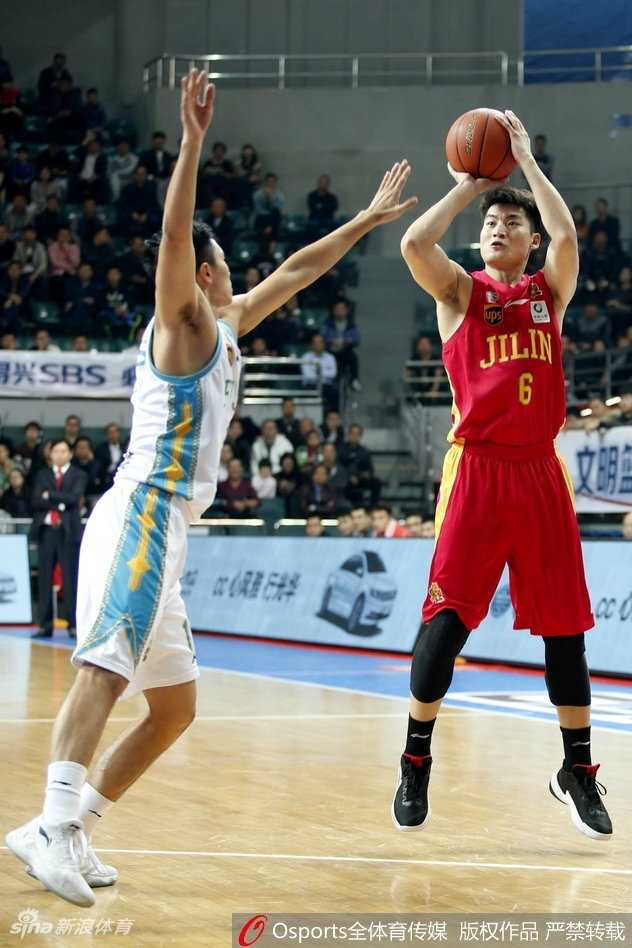 福建外援哈里斯犹如天神下凡，在吉林队多人包夹之下依然强行突破，篮下拉杆上篮得手，瞬间点燃主场球迷的激情