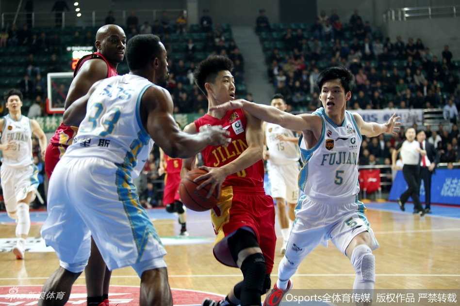 赵泰隆在外线觅得良机，接球后稍作调整，手腕轻抖，皮球划出一道完美的彩虹弧线空心入网，三分命中瞬间引爆全场