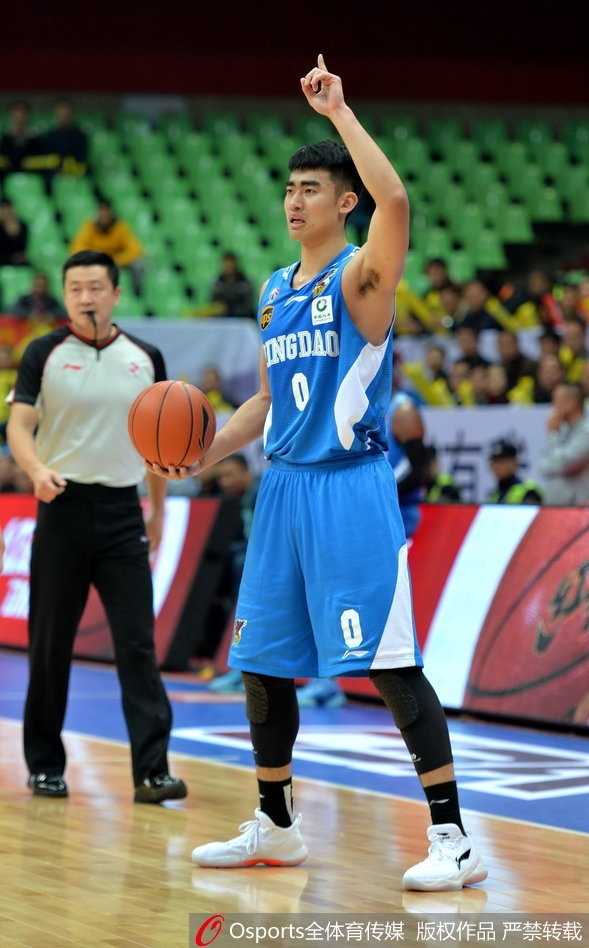 青岛队核心外援吉布森此役手感滚烫，他面对防守悍将的贴身紧逼，依然自信出手，全场轰下40分的高分，是球队能够从客场全身而退的最大功臣。