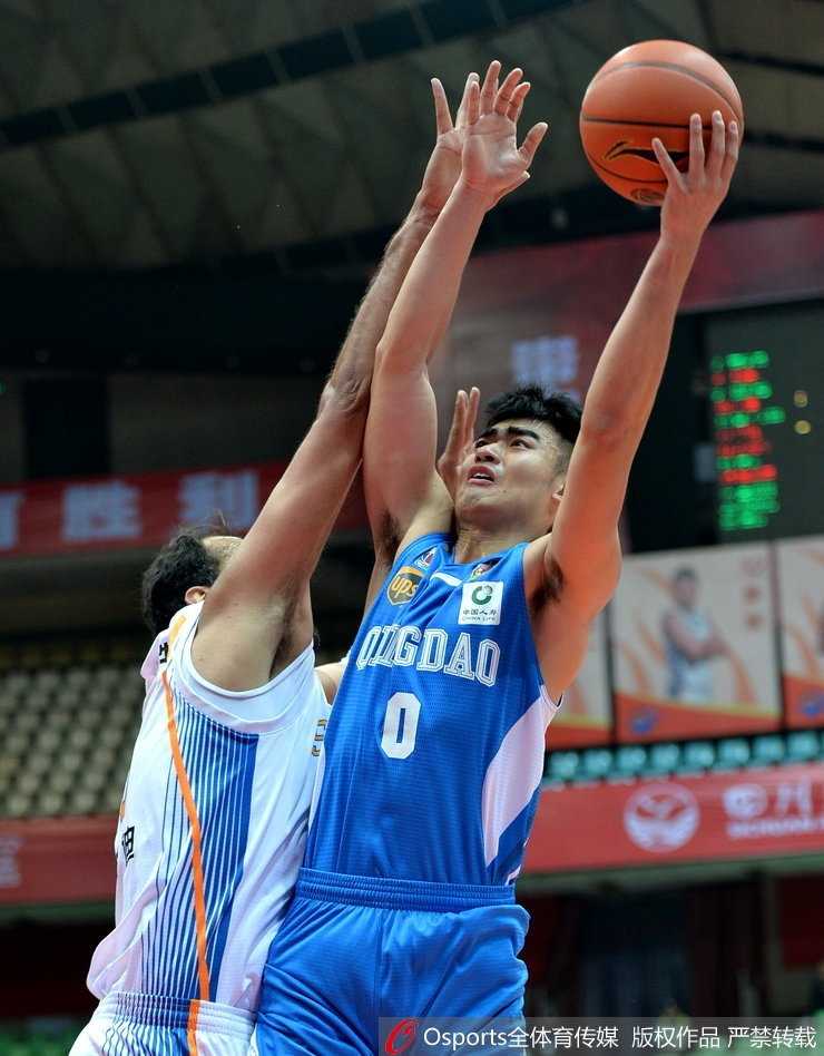 面对对方严密的内线防守，青岛队外援兰佩展现了全面的进攻技巧，他利用灵活的脚步转身抹入内线，在失去平衡的情况下依然将球打进，并造成对手犯规，为球队续命。