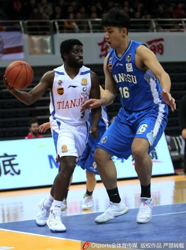 江苏队老将易立持球加速突破，犹如一把锋利的尖刀直插天津队禁区，他的经验和斗志是这支年轻球队的宝贵财富。