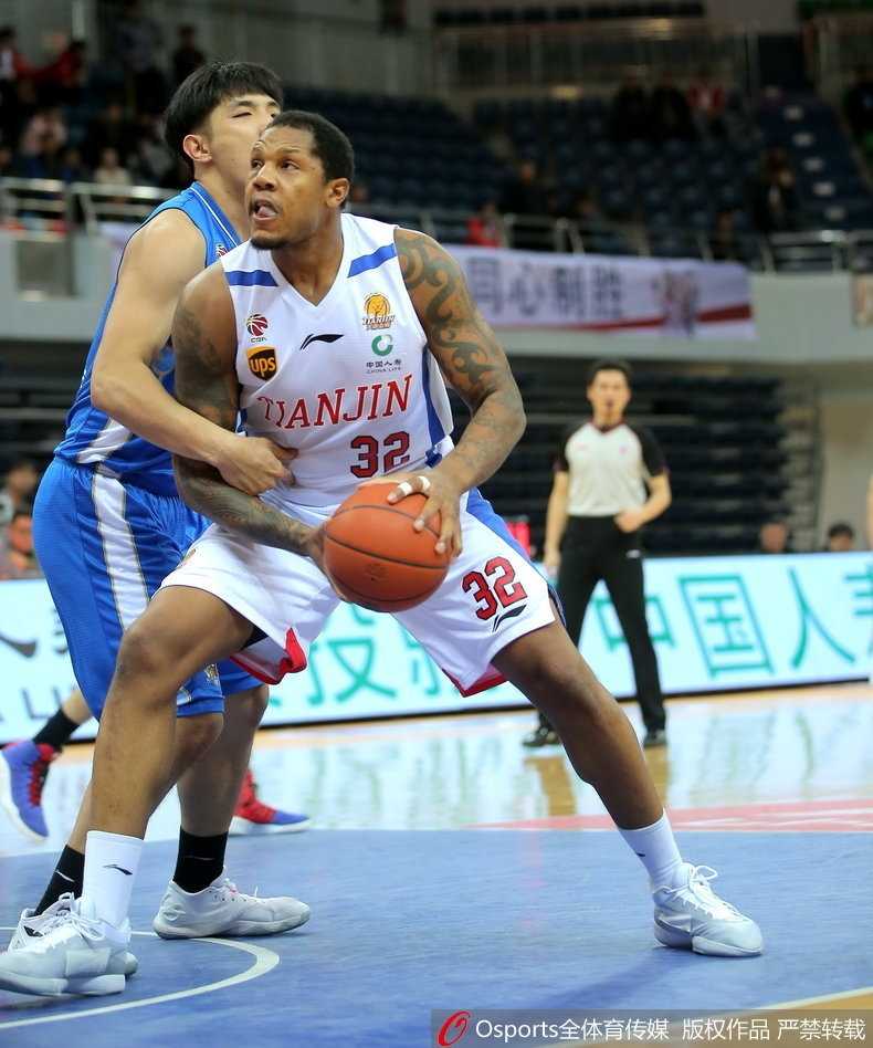 江苏队大外援拉杜利察高高跃起，在空中双手暴扣，整个球馆都能感受到他爆炸性的力量和必胜的决心。