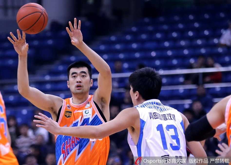 青岛队中锋苏伟在篮下与上海队张兆旭激烈卡位，肌肉碰撞，全力争夺篮板球优势
