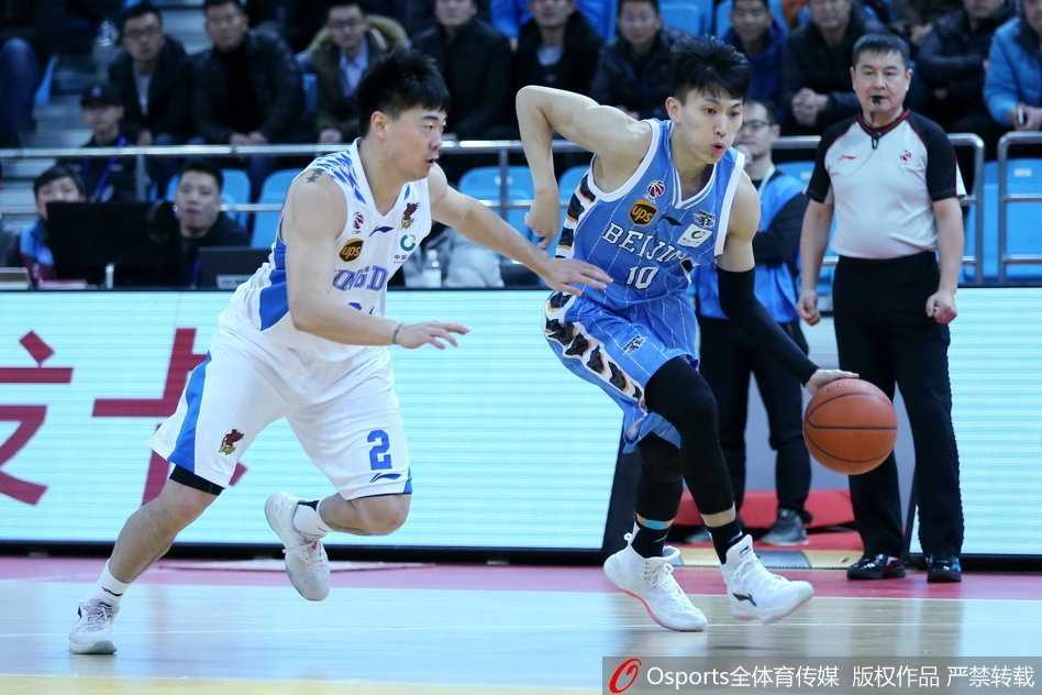 CBA第23轮:青岛双星苦战不敌北京首钢,兰佩伤退成转折点 青岛队内线苏伟在篮下卡位要球,面对北京球员的贴身防守,他奋力跃起试图完成投篮