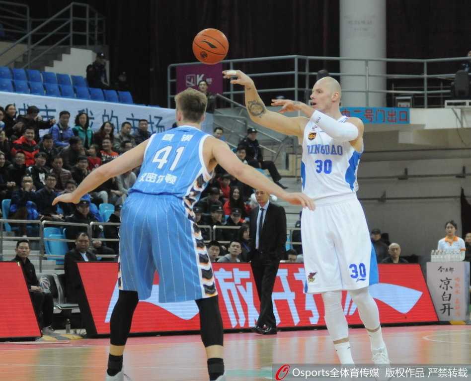 CBA第23轮:青岛双星苦战不敌北京首钢,兰佩伤退成转折点 北京首钢队翟晓川在快攻反击中,面对空篮腾空而起,完成一记舒展的单手劈扣,点燃了替补席