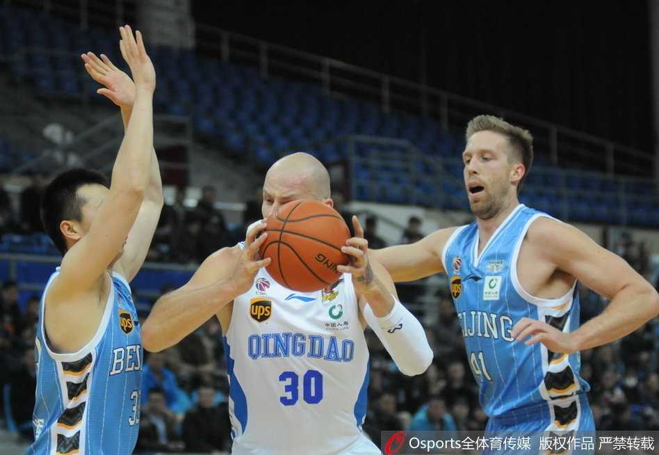 CBA第23轮:青岛双星苦战不敌北京首钢,兰佩伤退成转折点 青岛队主帅巩晓彬在场边神色严峻地指挥战斗,面对场上的不利局面,他不断地向球员们强调战术